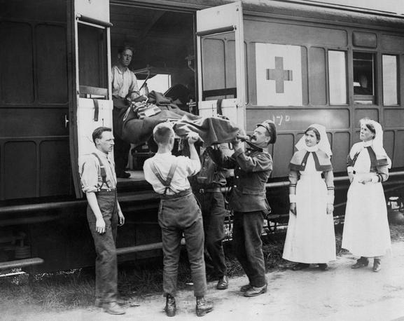 Ambulance-train-with-nurses-IWM