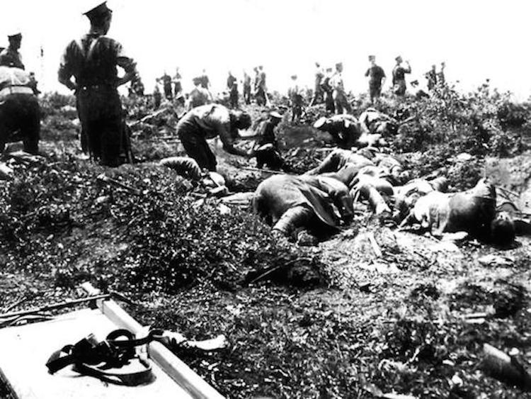 Gallipoli burying Turkish dead