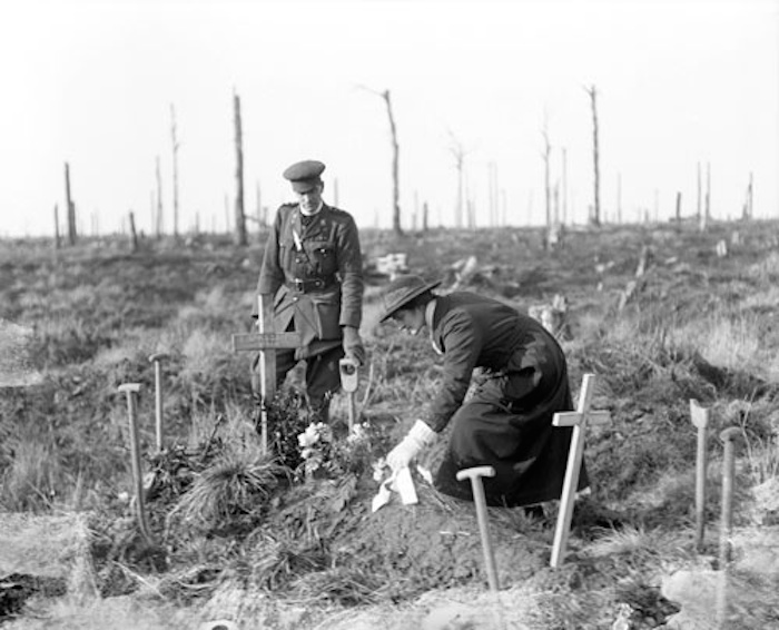 south-african-nurse laying wreath South African nurse laying wreath